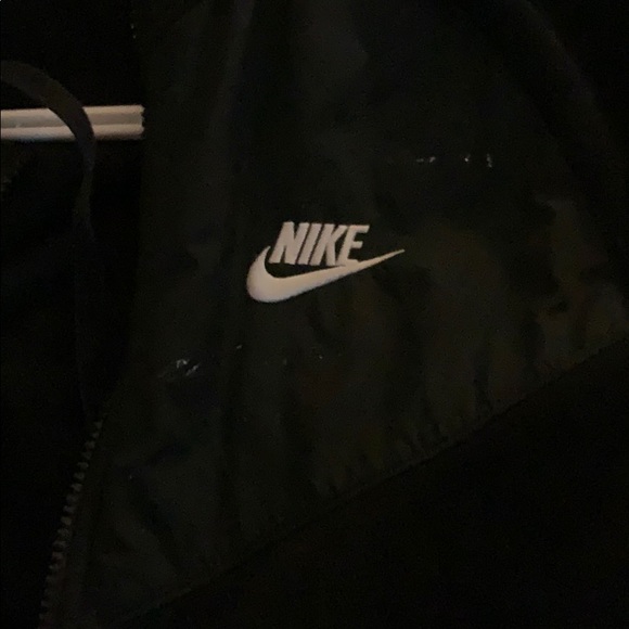 Nike Wind Breaker - Picture 2 of 3